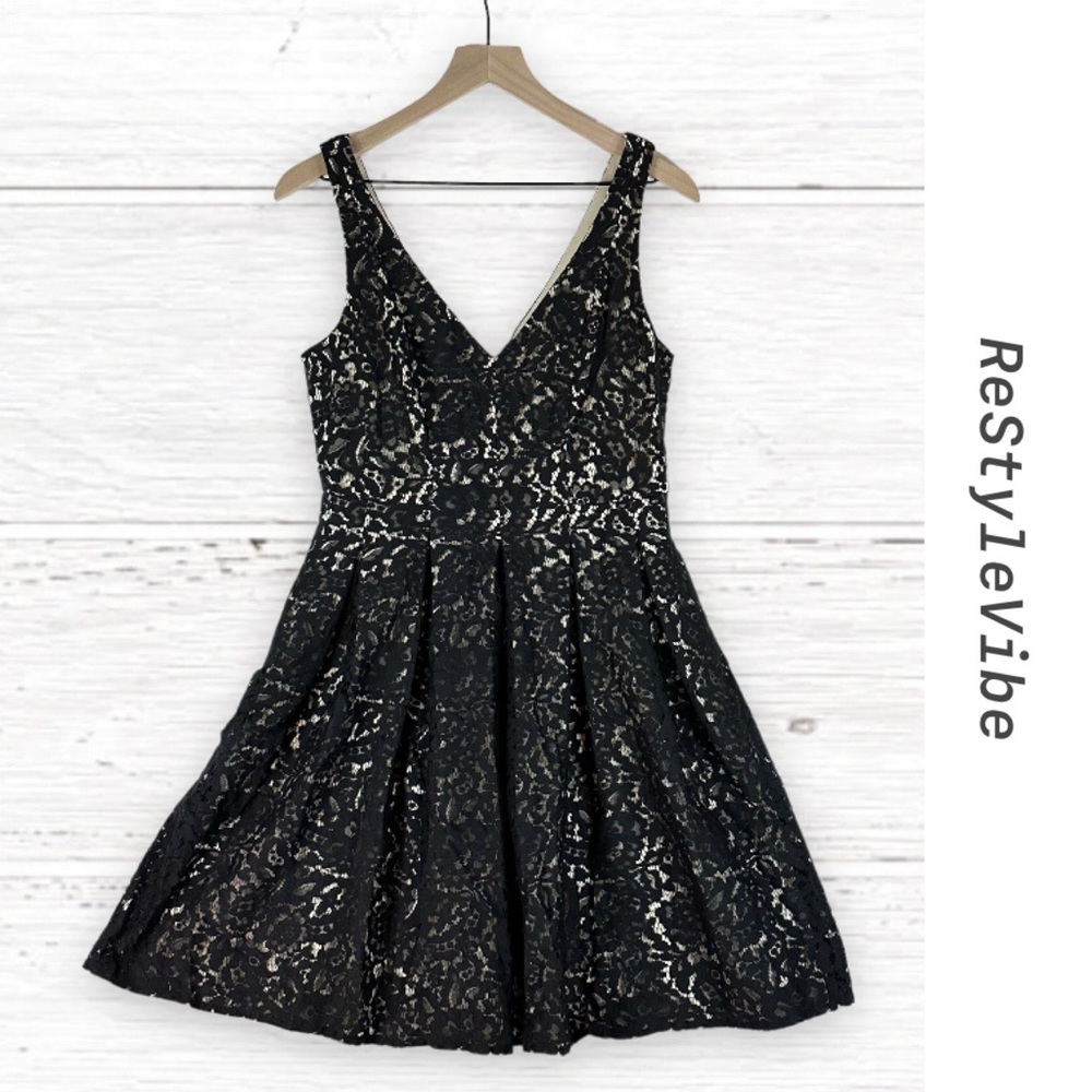 BETSEY JOHNSON Women’s Size 6 Dress Skater Lace Pockets V Neck Sleeveless Lined